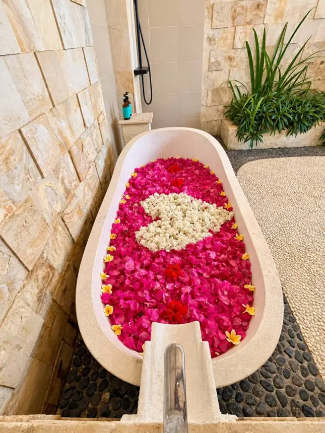 Flower bath with petals