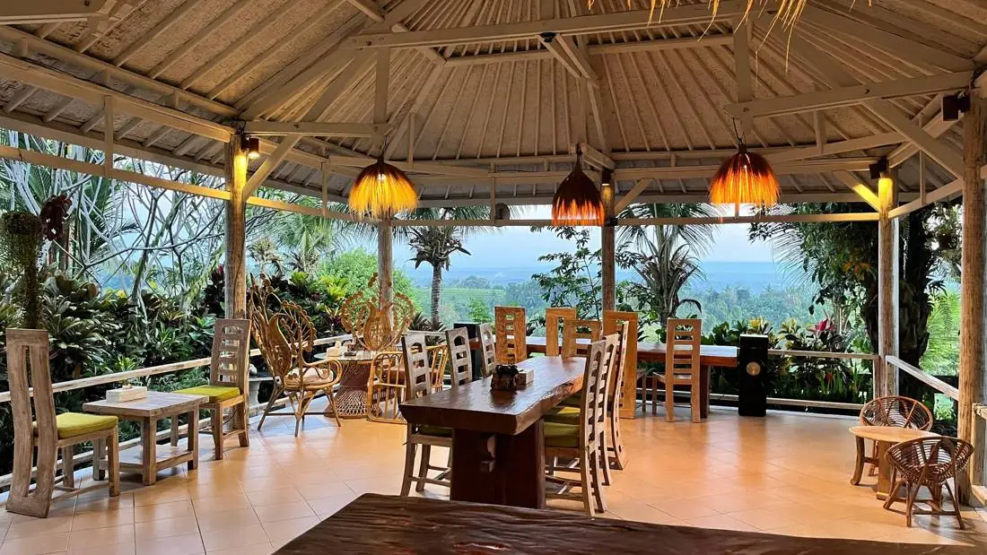 Soma Bloom Restaurant, an open pavilion above the ricefields