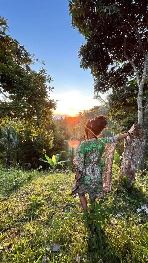 Walking at sunset through the gardens